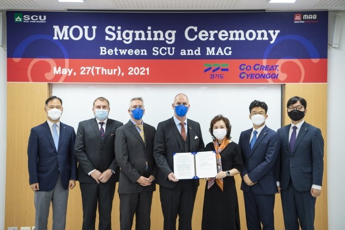 Officials from the Mines Advisory Group and Seoul Cyber University pose for a photo during a signing ceremony held Thursday. (Seoul Cyber University)