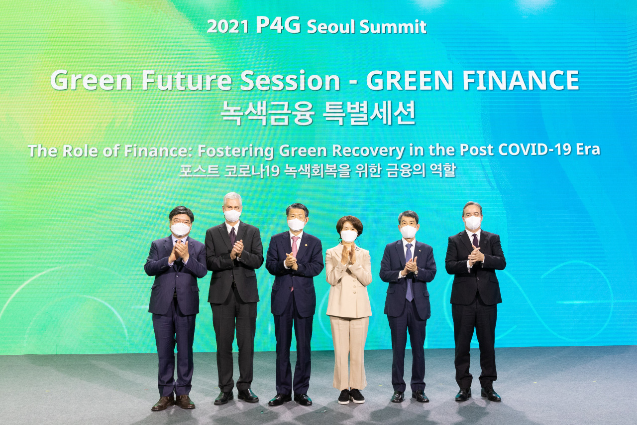 From left: National Pension Service Chief Executive Officer Kim Yong-jin, Global Green Growth Institute Director-General Frank Rijsberman, Financial Services Commission Chairman Eun Sung-soo, Environment Minister Han Jeoung-ae, Korea Development Bank Chairman Lee Dong-gull and Green Climate Fund Executive Director Yannick Glemarec pose for a photo during a special session Saturday ahead of Partnering for Green Growth and the Global Goals 2030 held in Seoul on Sunday and Monday. (Yonhap)