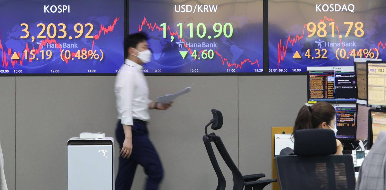 The benchmark Korea Composite Stock Price Index (Kospi) figures are displayed at a dealing room of a local bank in Seoul, Monday. (Yonhap)