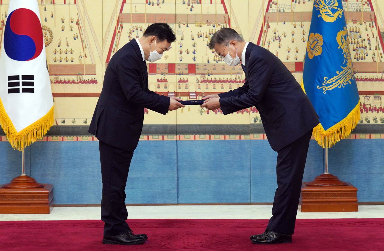 President Moon Jae-in presents letter of appointment to new Prosecutor -eneral Kim Oh-soo in Cheong Wa Dae ceremony Tuesday. (Yonhap)