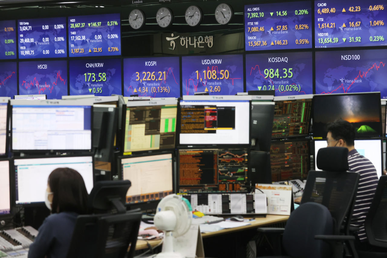 The benchmark Korea Composite Stock Price Index (Kospi) figures are displayed at a dealing room of a local bank in Seoul, Wednesday. (Yonhap)