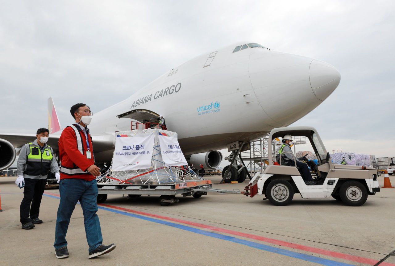 The first batch of the COVID-19 vaccine developed by Moderna Inc., enough for 27,500 people, is unloaded from an Asiana Airlines plane at Incheon International Airport, west of Seoul, on Tuesday. (Yonhap)