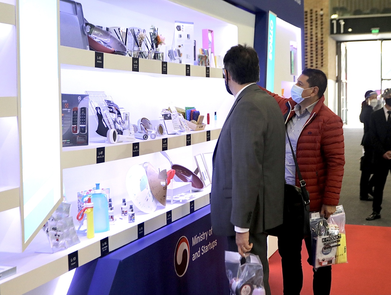 Visitors look at Korean products on display at a trade show organized by the Korea International Trade Association, in Bogota on Tuesday (Colombia Time). (KITA)