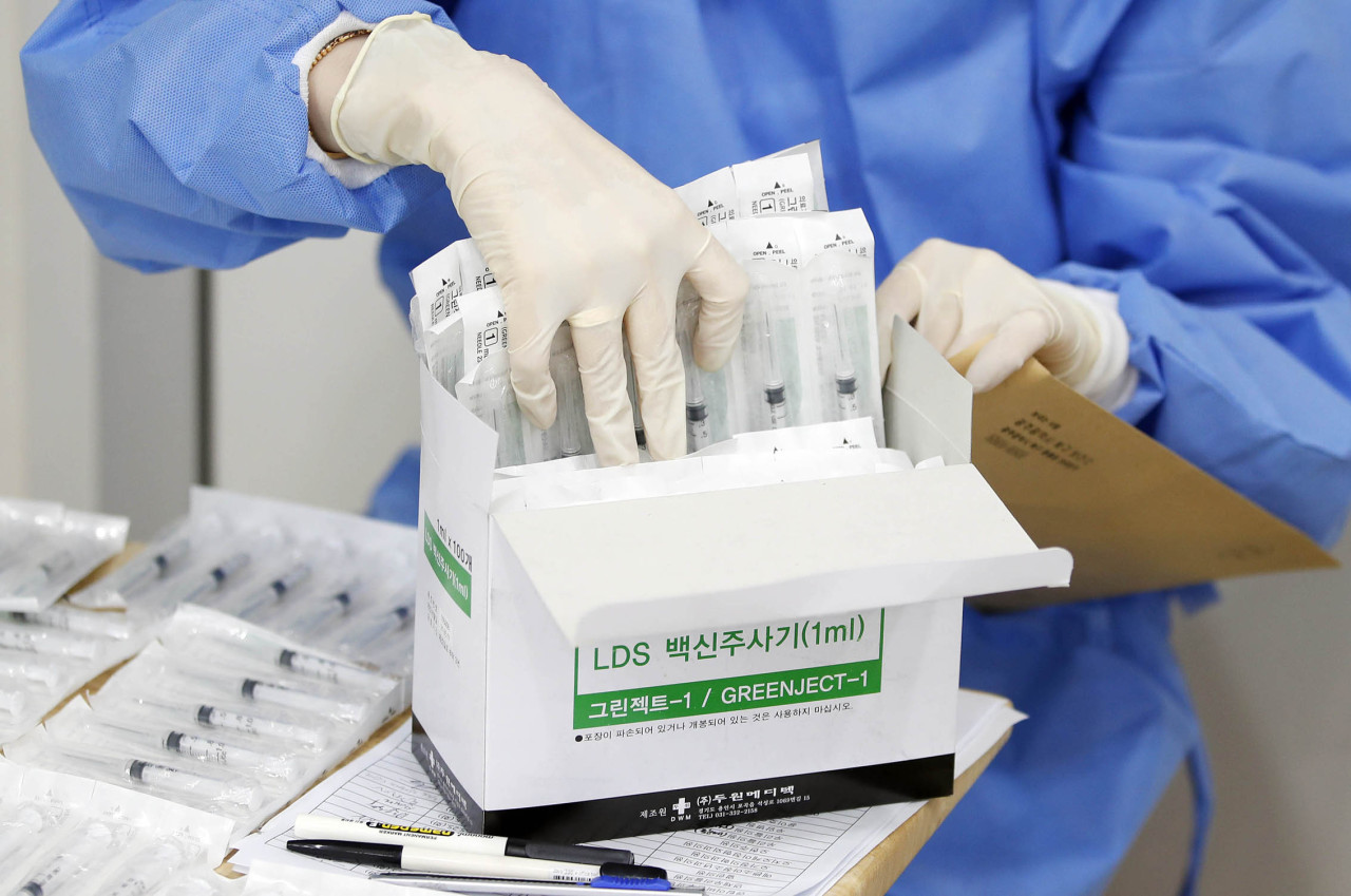 A medical worker prepares low dead space (LDS) syringes at a clinic in Gwangju, 329 kilometers south of Seoul, on May 26, 2021, in this photo provided by the Buk Ward of the city. (Buk Ward)