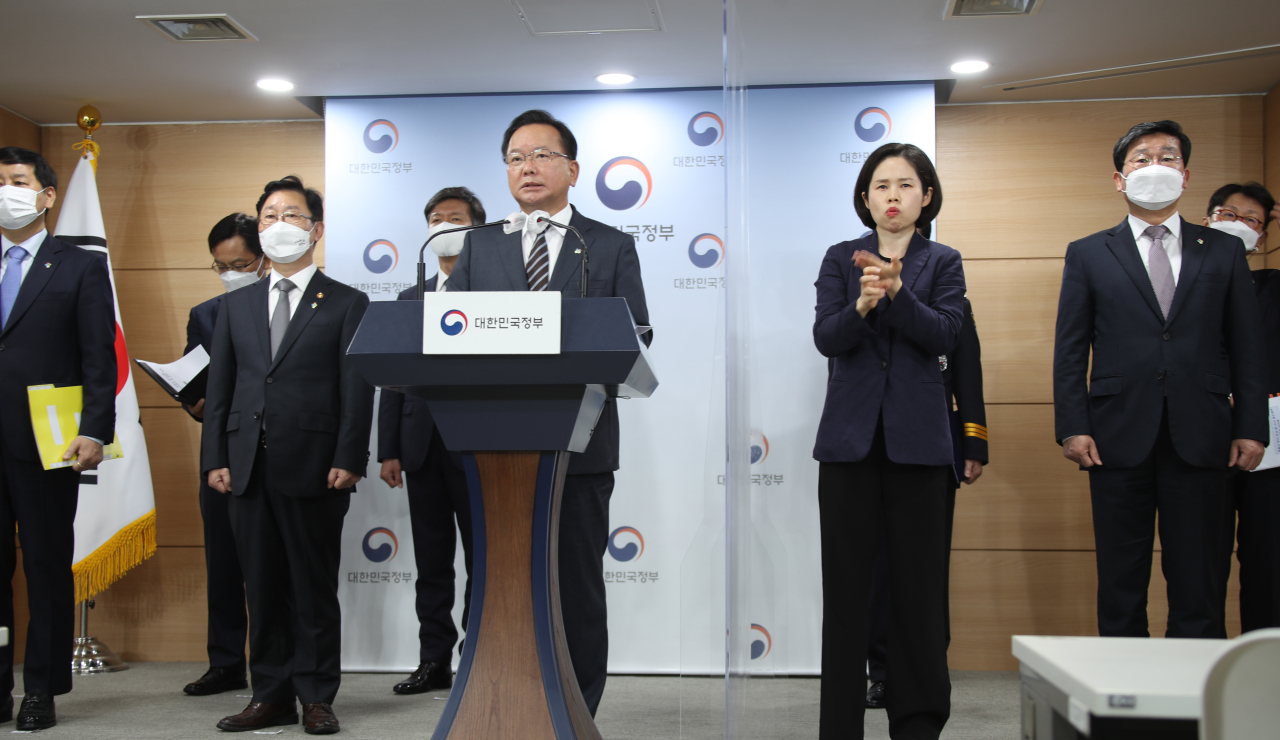 Prime Minister Kim Boo-kyun (behind podium) announces the interim results of an investigation led by an interagency task force on real estate crimes on Wednesday, at the government complex in Seoul. (Yonhap)