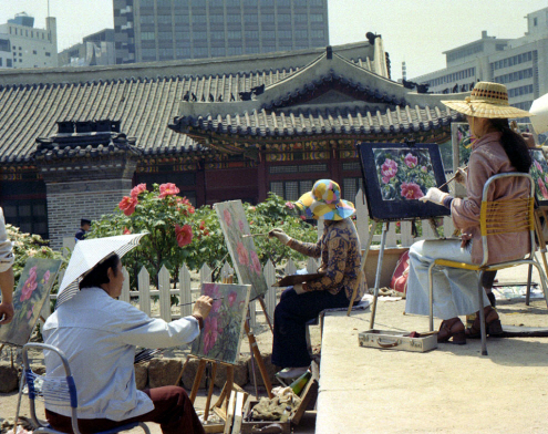 This photo shows a drawing contest at Deoksugung in downtown Seoul in 1977, when the nation’s fertility rate fell below the 3.0 mark to 2.99. Nonetheless, the population of the capital had rapidly increased, exceeding 10 million in 1988. (National Archives of Korea)