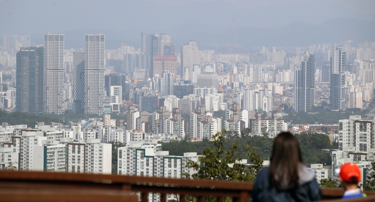 This photo, taken on Wednesday, shows apartment buildings in Seoul. (Yonhap)