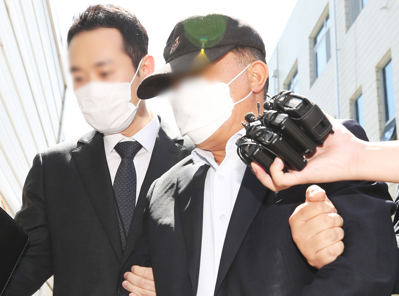 A former vice president of the Korea Land and Housing Corp. (LH) heads toward a courtroom to attend his arrest warrant hearing at the Seongnam branch of the Suwon District Court, Gyeonggi Province Friday. (Yonhap)