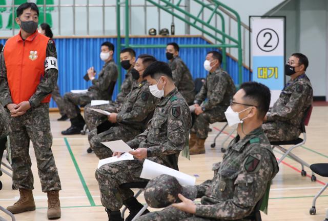 Service members wait to receive a coronavirus vaccine shot at a hospital in Gyeonggi Province on May 28. (Yonhap)