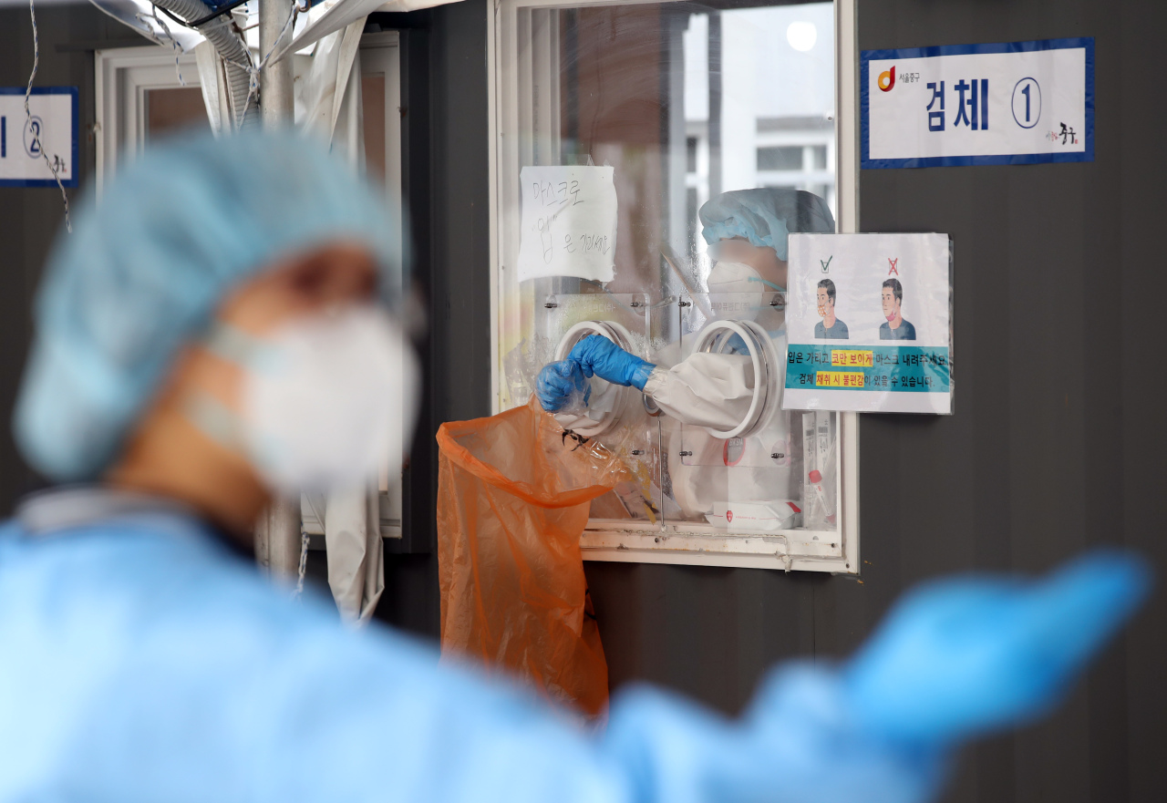 Medical staff at a makeshift clinic at the Seoul Station in central Seoul on Saturday. (Yonhap)