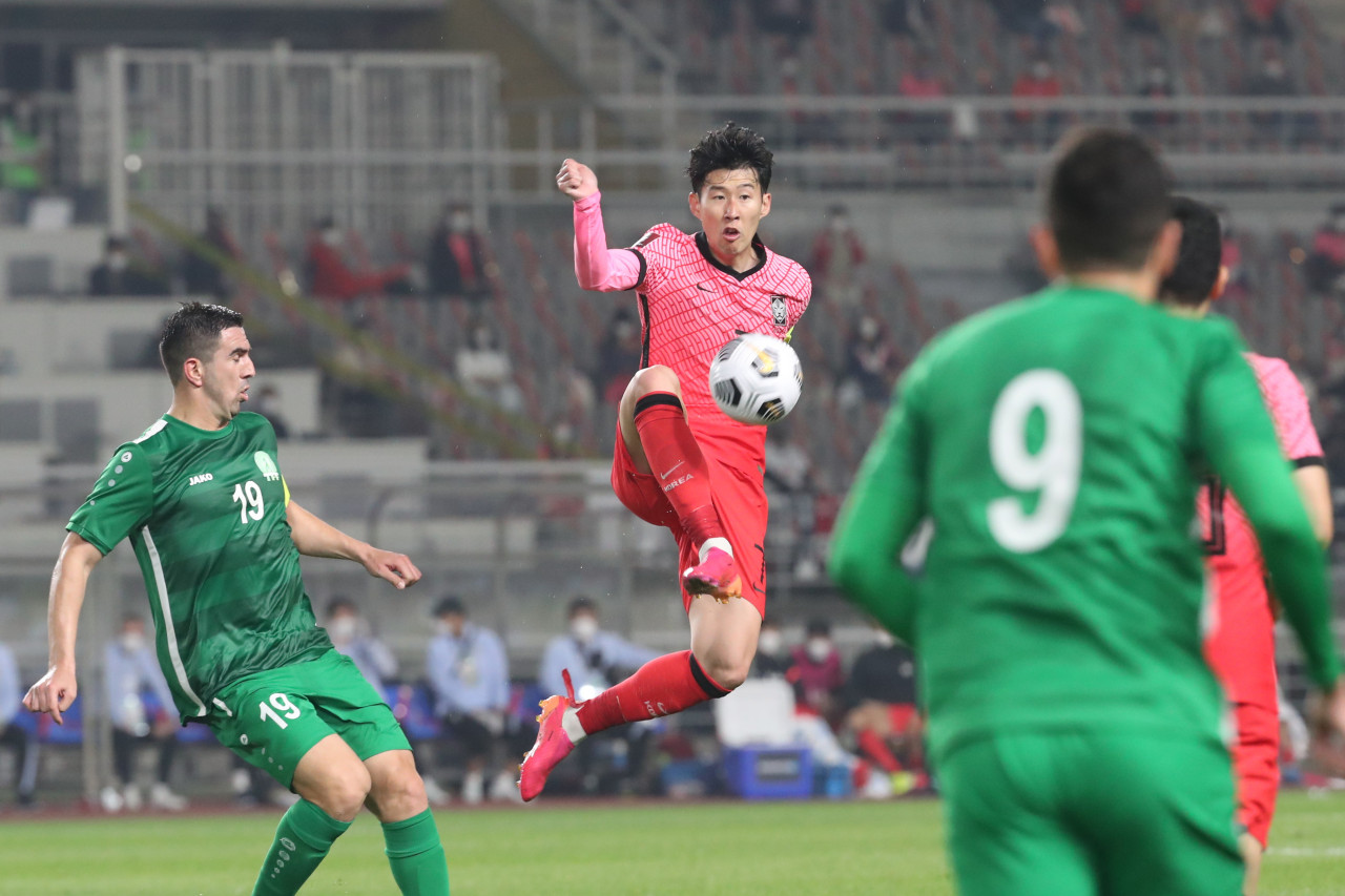 Son Heung-min of South Korea (C) chases the ball against Turkmenistan during the teams' Group H match in the second round of the Asian qualification for the 2022 FIFA World Cup at Goyang Stadium in Goyang, Gyeonggi Province, on Saturday. (Yonhap)