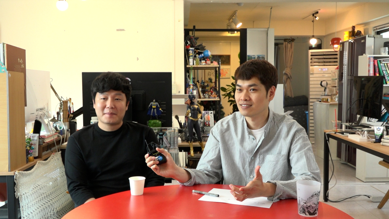 Cartoon translator and writer Jeon In-pyo (left) and cartoonist Park Jae-kwang sit down for an interview with The Korea Herald on June 2. (Oh Da-eun, Kweon Ha-bin/ The Korea Herald)