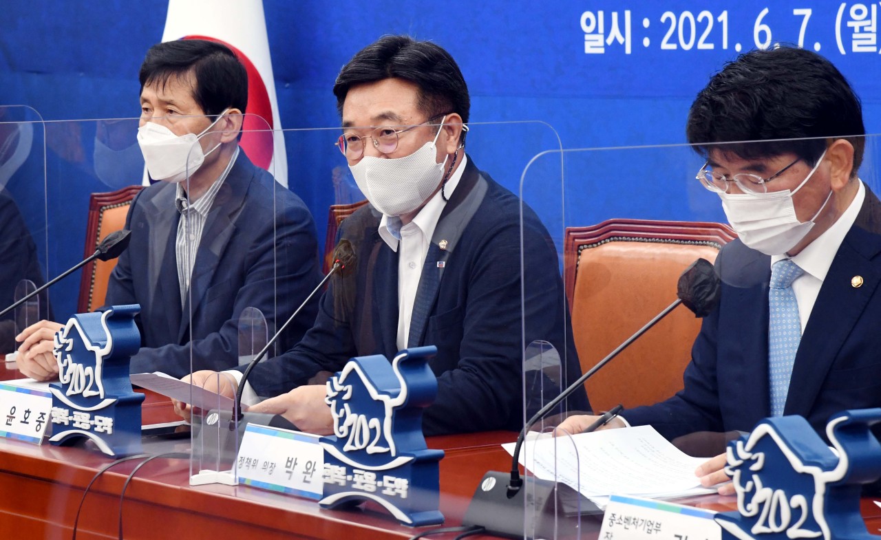 Democratic Party floor leader Rep. Yun Ho-jung (C) speaks during the party's consultation meeting with the government held at the National Assembly in Seoul on Monday