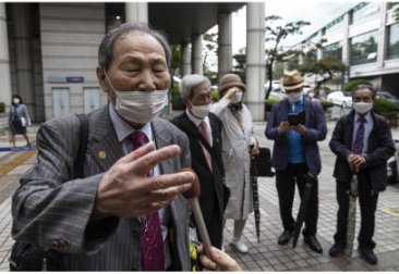 South Korean victims of wartime forced labor in Japan speak to reporters after attending a hearing at the Seoul Central District Court in Seoul on May 28, 2021. (Yonhap)