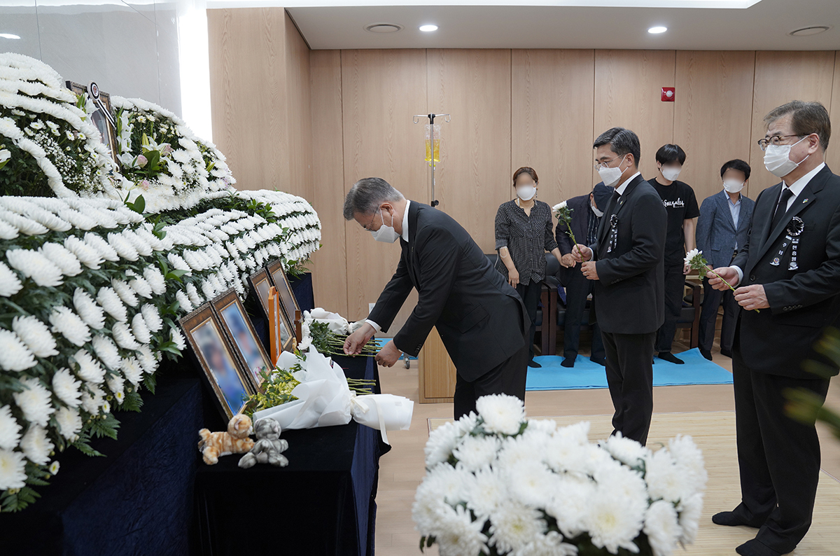 President Moon Jae-in pays tribute to a late female Air Force noncommissioned officer at a funeral home of Armed Forces Capital Hospital in Seongnam, south of Seoul, on Sunday. (Cheong Wa Dae)