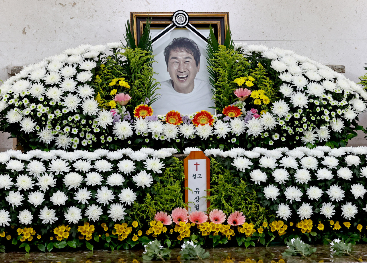 A memorial altar for the late football star Yoo Sang-chul is set up at Asan Medical Center in Seoul on Monday. (Yonhap)