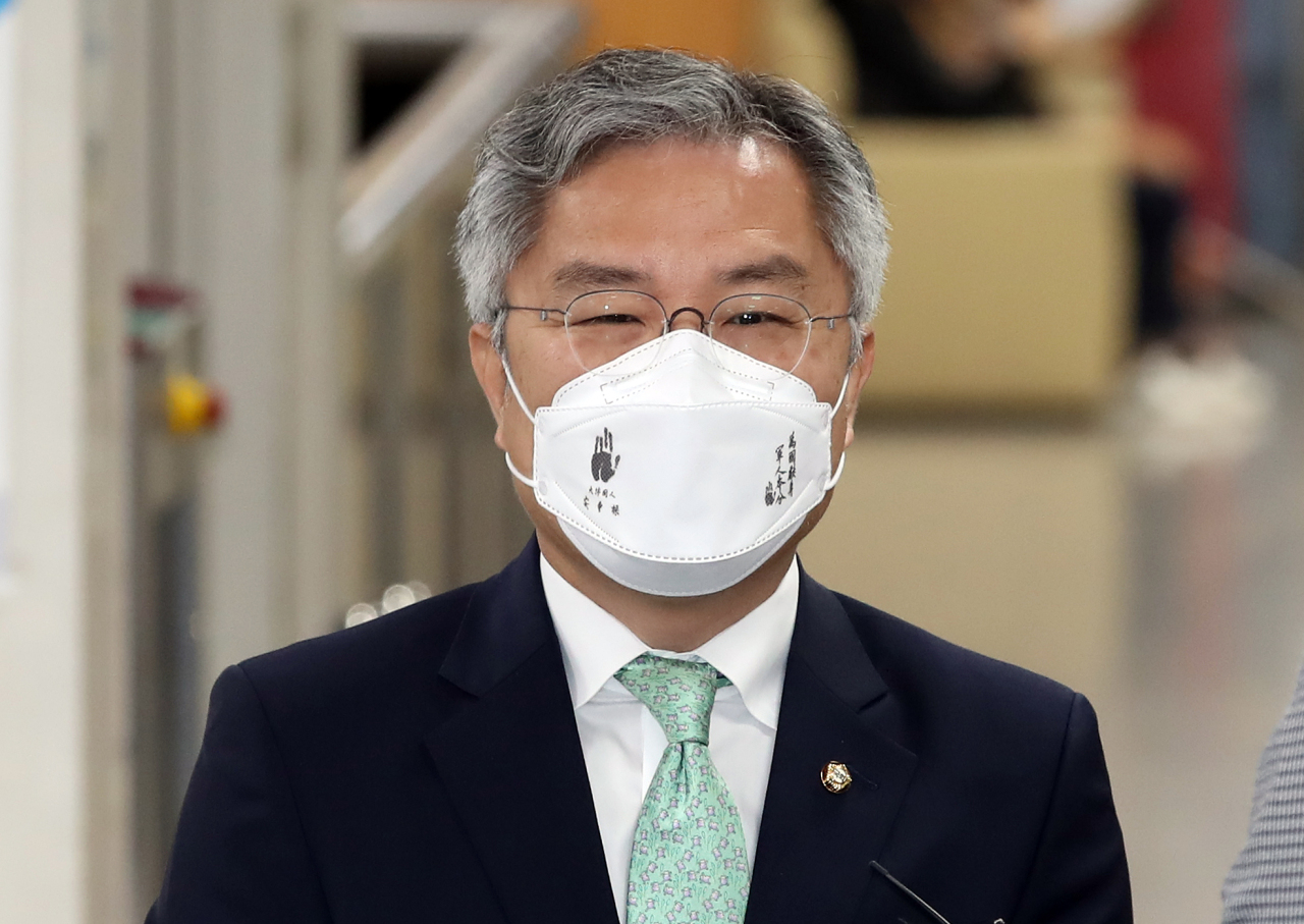 Choe Kang-wook, head of the minor Open Democratic Party, arrives at the Seoul Central District Court to attend his sentencing hearing on Tuesday. (Yonhap)