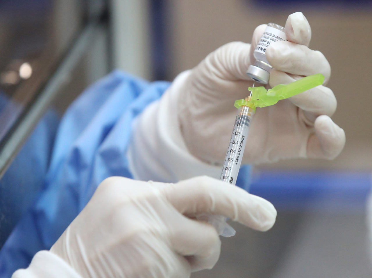 A health worker prepares to give a COVID-19 vaccine shot at an inoculation center in Seoul on Tuesday. (Yonhap)