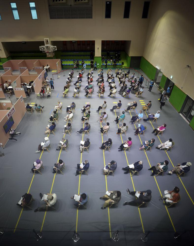 Elderly people wait to receive coronavirus vaccine shots at a vaccination center in Seoul's Dongjak Ward last Friday, one day before South Korea marked the 100th day since it began vaccinations against COVID-19. (Yonhap)