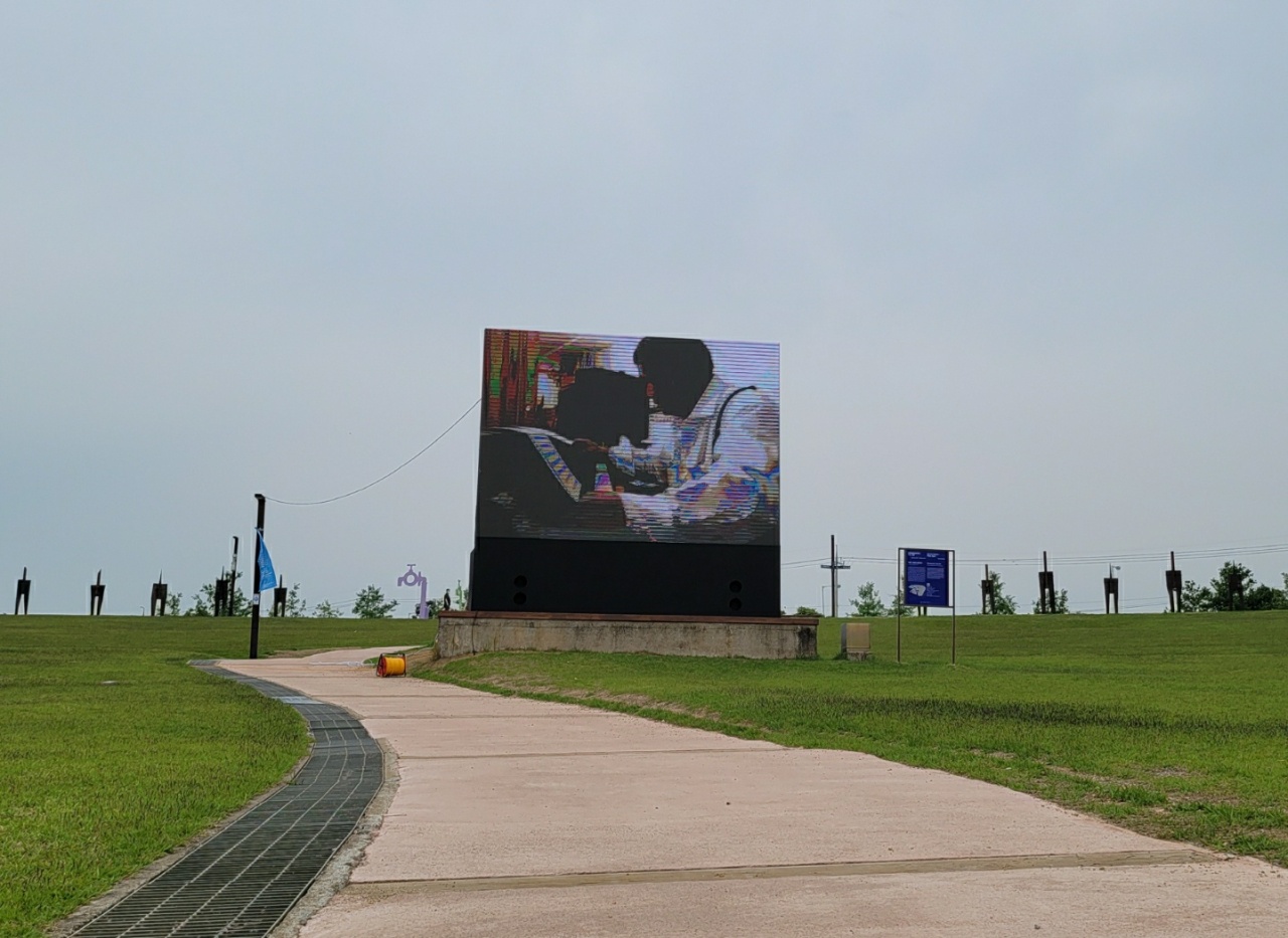 Screen image of “Tiger Lives” by Paik Nam-june (Gyeonggi Cultural Foundation)