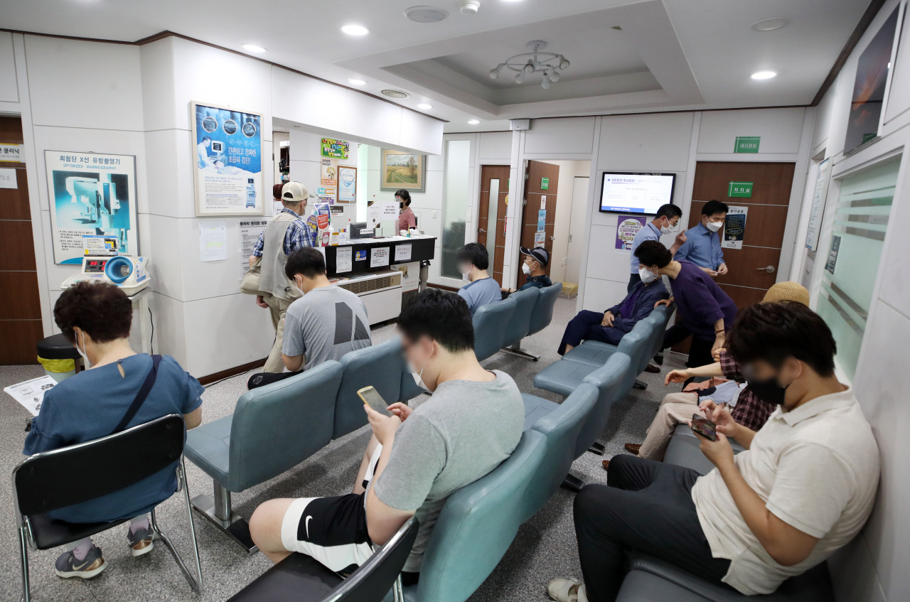 Citizens wait to receive COVID-19 vaccine shots at a hospital in Seoul on Thursday. (Yonhap)