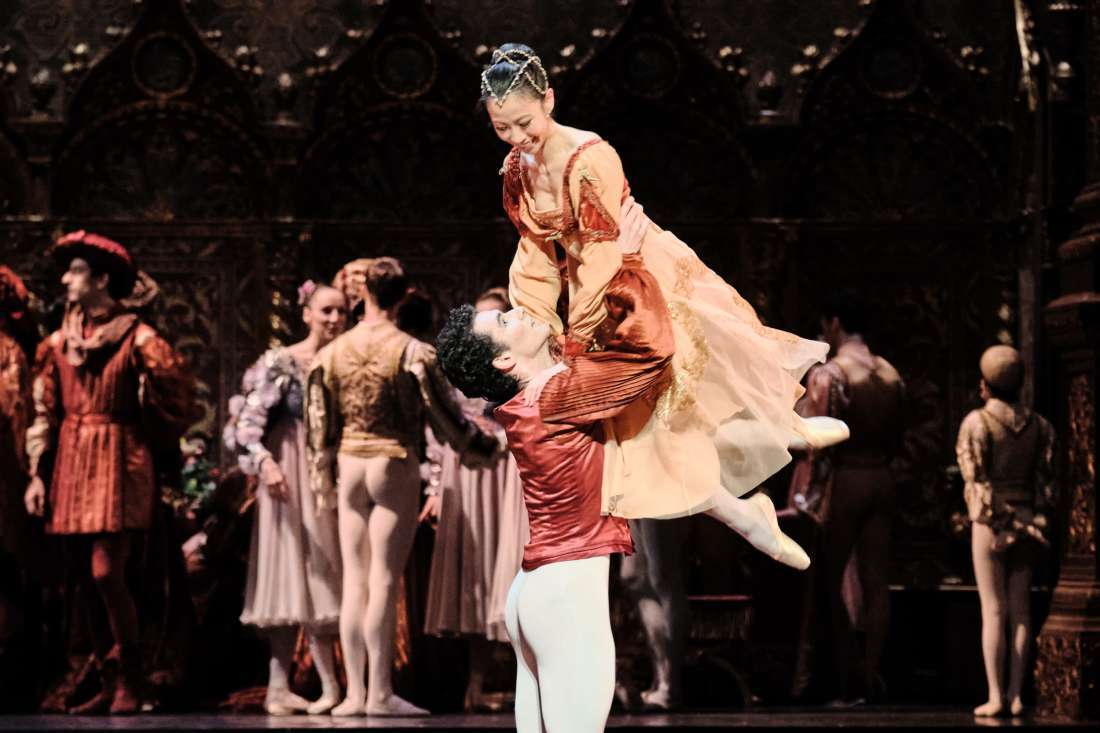 Ballerina Park Sae-eun performs as Juliet on stage. (Yonhap)