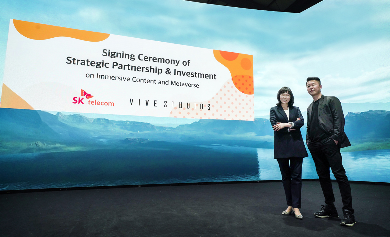 Jeon Jin-soo, head of metaverse service at SK Telecom (left) poses with ViveStudios CEO Kim Se-kyu after signing an investment partnership Friday. (SK Telecom)