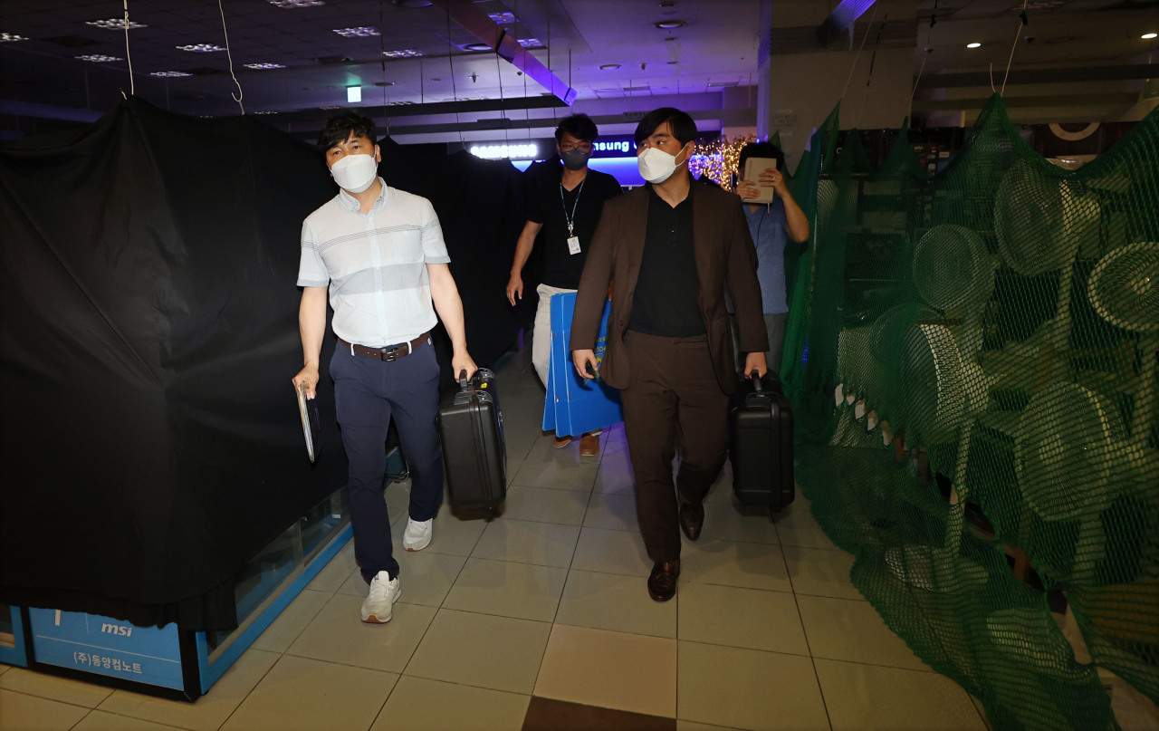 Police investigators arrive at HDC Hyundai Development Co.'s headquarters in central Seoul on Wednesday, to execute a search and seizure warrant against the development company over last week's fatal building collapse in Gwangju. (Yonhap)