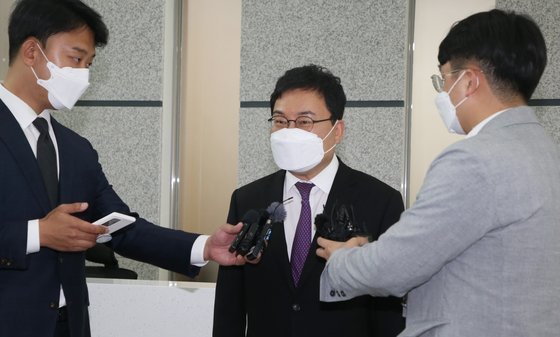 This photo, taken April 27, 2021, shows Lee Sang-jik, an independent lawmaker and founder of budget carrier Eastar Jet, speaking to the press at a district court in Jeonju, about 240 kilometers south of Seoul. (Yonhap)