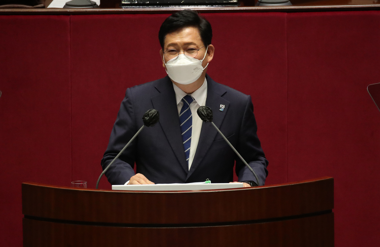 Rep. Song Young-gil, chairman of the Democratic Party, delivers a speech to a plenary session of the National Assembly in Seoul on Wednesday. (Yonhap)