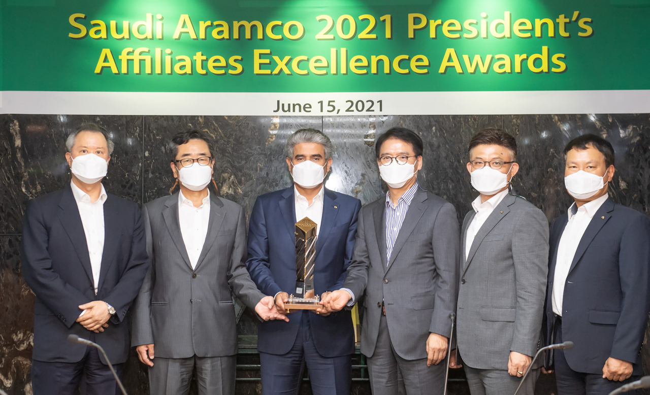 S-Oil CEO Hussain A. al-Qahtani (third from left) holds the best performance award, the top prize in the operational excellence category, at Saudi Aramco 2021 President’s Affiliates Excellence Awards on Tuesday. (S-Oil)