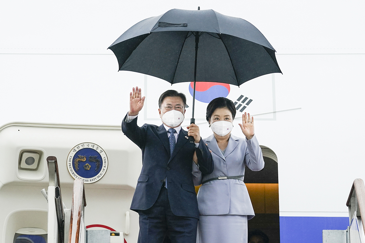 President Moon Jae-in and first lady Kim Jung-sook arrive in Seoul Airport, a military air base in Seongnam, Gyeonggi Province, Friday morning. (Cheong Wa Dae)