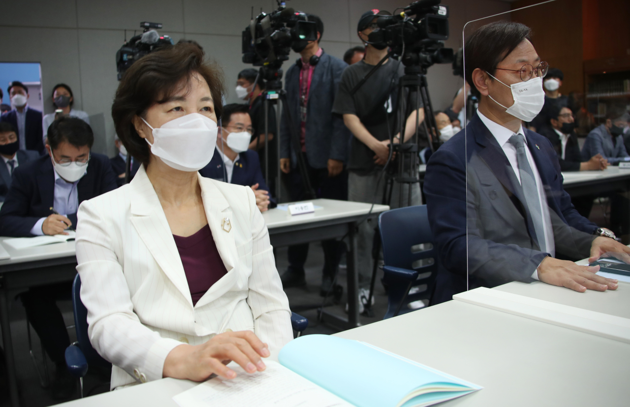 This photo, taken on Tuesday, shows former Justice Minister Choo Mi-ae (L) attending an event at Yonsei University in Seoul marking the 21st anniversary of the landmark inter-Korean summit. (Yonhap)