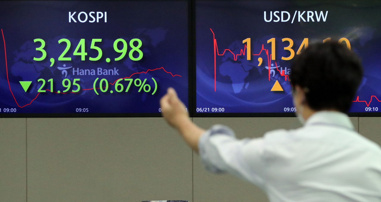 The benchmark Korea Composite Stock Price Index (Kospi) figures are displayed at a dealing room of a local bank in Seoul, Monday. (Yonhap)