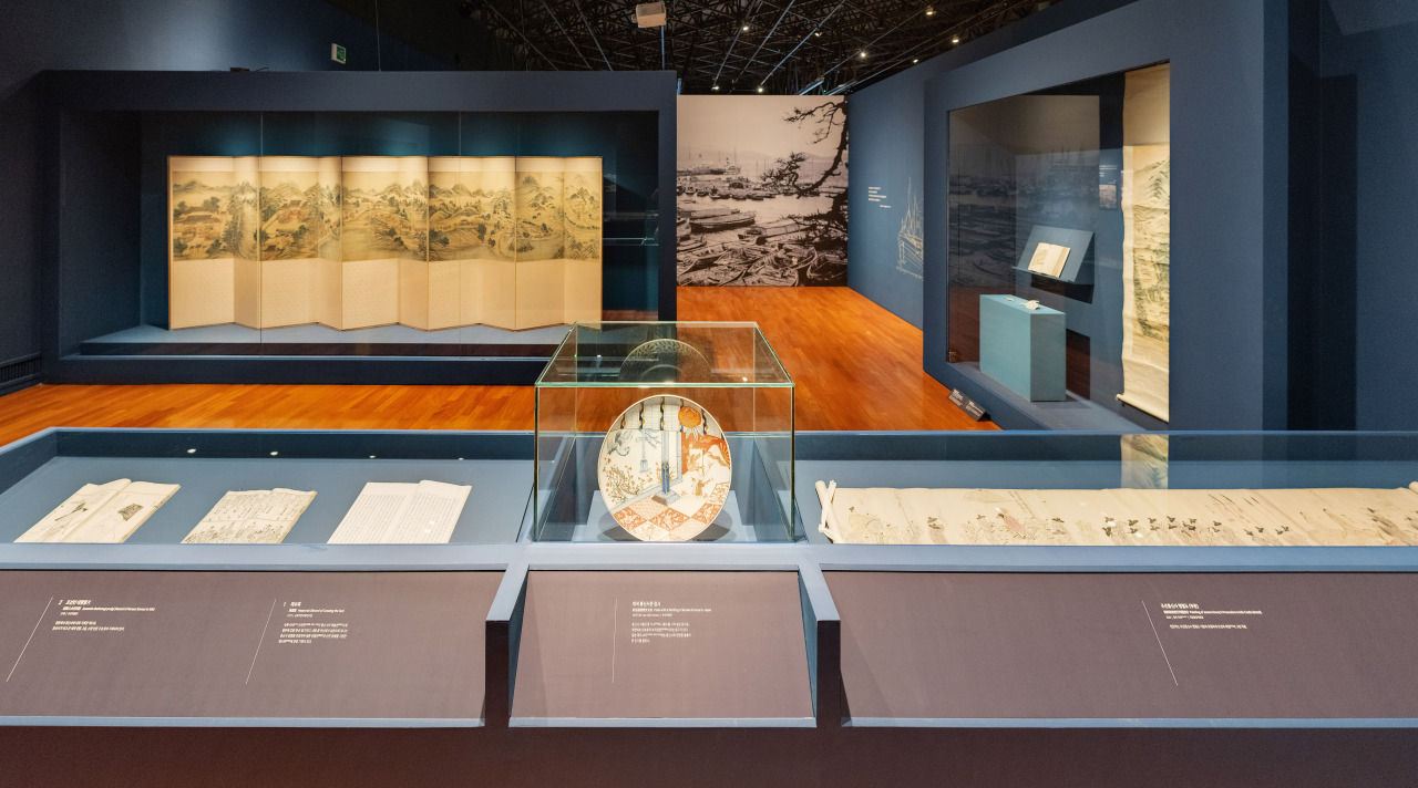 Items on display include a plate depicting Korean envoys to Japan from the late 19th century. (National Folk Museum of Korea)