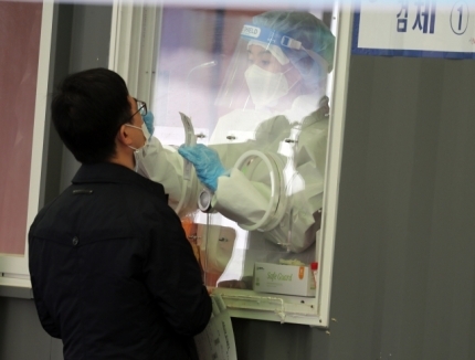 A person gets tested at a screening clinic at Seoul Station in Jung-gu, Seoul, Monday. (Yonhap)