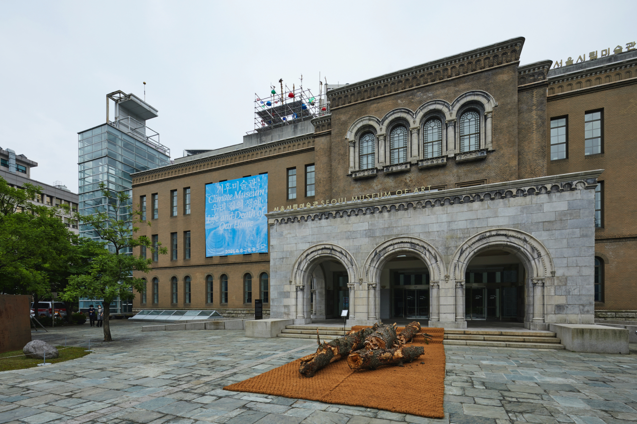 Installation view of “Climate Museum: Life and Death of Our Home” at Seoul Museum of Art (Courtesy of the museum)