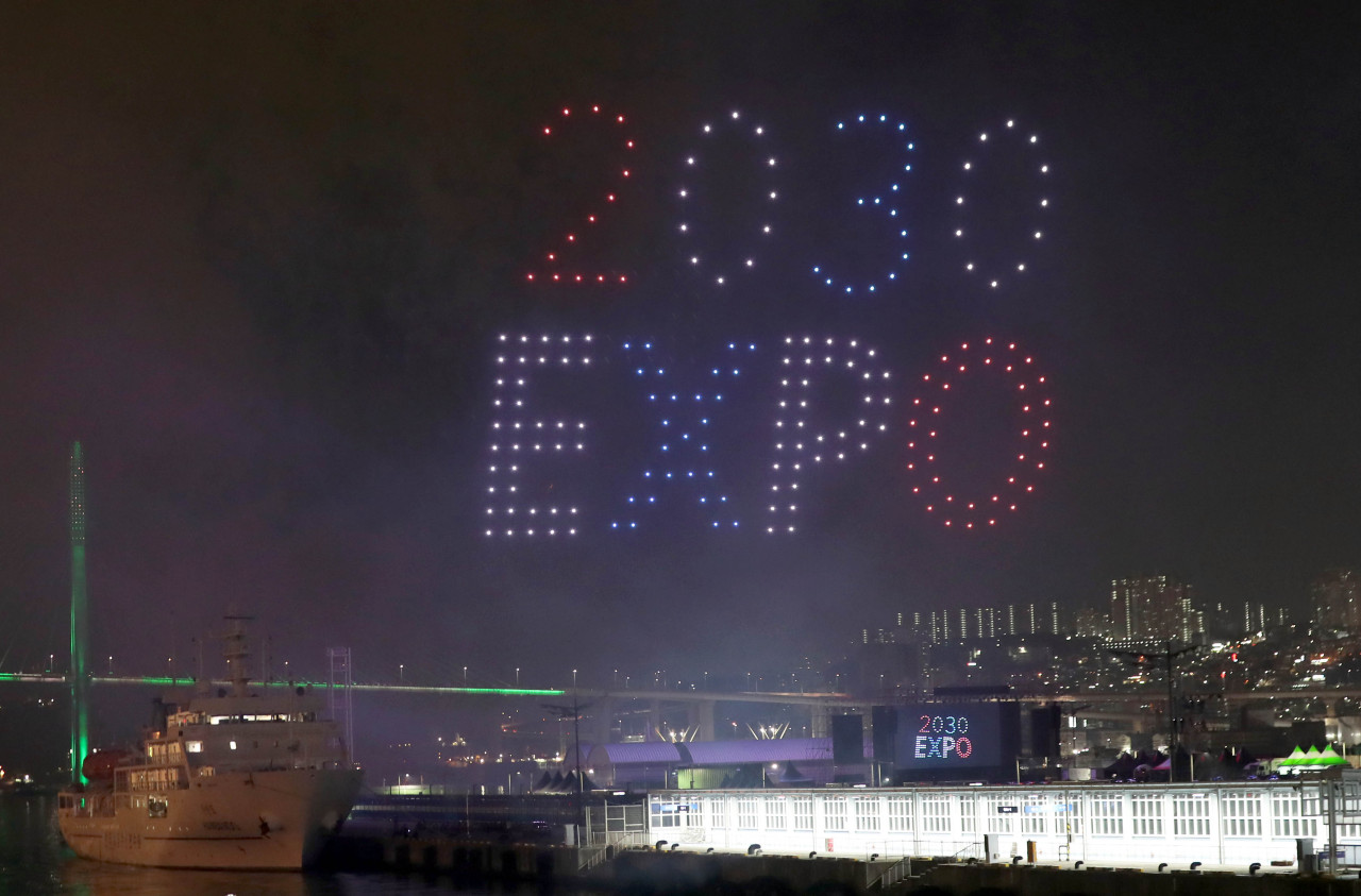Drones are aligned over the night sky of Busan, 453 kilometers southeast of Seoul, last Saturday, to promote the city's plan to host the World Expo in 2030. (Yonhap)