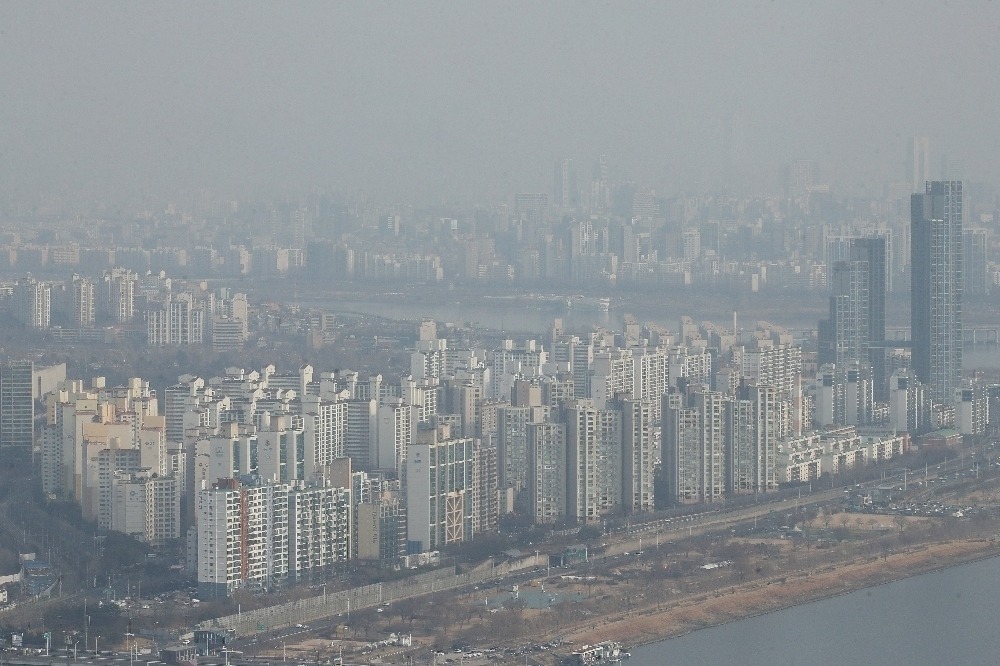 This undated file photo shows apartment complexes in Seoul. (Yonhap)