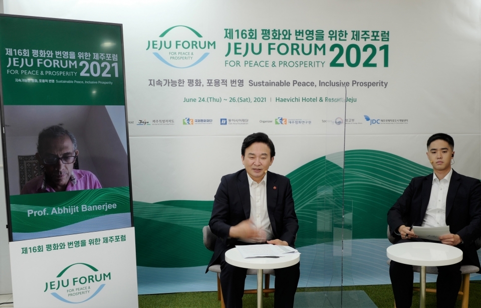 Jeju Gov. Won Hee-ryong (L) speaks with Nobel laureate Abhijit Banerjee, a professor at Massachusetts Institute of Technology (MIT), via video links during a pre-opening session of the Jeju Forum for Peace and Prosperity on Monday. (Yonhap)