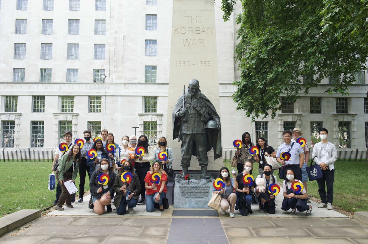 Participants on the tour, “Where London Meets Korea,” take a photo in front of the Korean War Memorial in London on Wednesday. (Korea Tourism Organization)