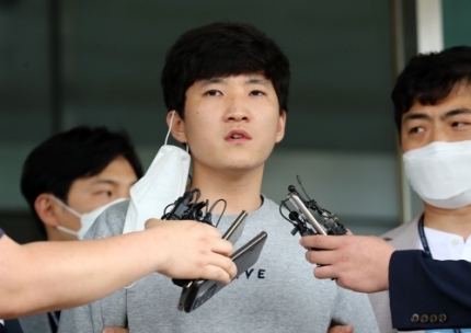 Police take Choi Chan-wook from the Dunsan Police Station in Daejeon to the prosecutors office on Thursday. Choi is suspected of having sexually abused underage boys and making and distributing videos of violent sex acts. (Yonhap)