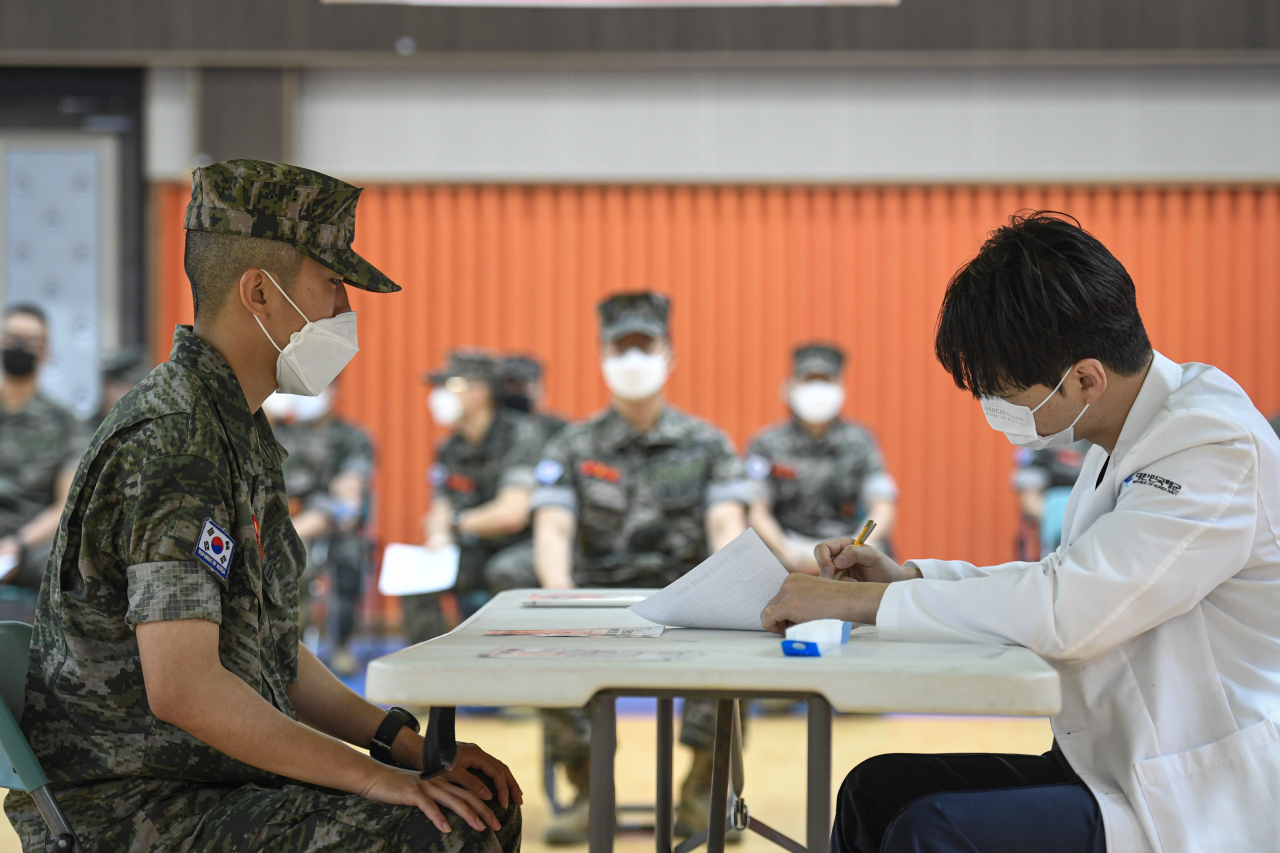 Soldiers undergo COVID-19 vaccinations at the ROK Marine Corps Command on June 7, 2021, when vaccinations for soldiers aged under 30 began, in this photo provided by the defense ministry. (Defense of ministry)