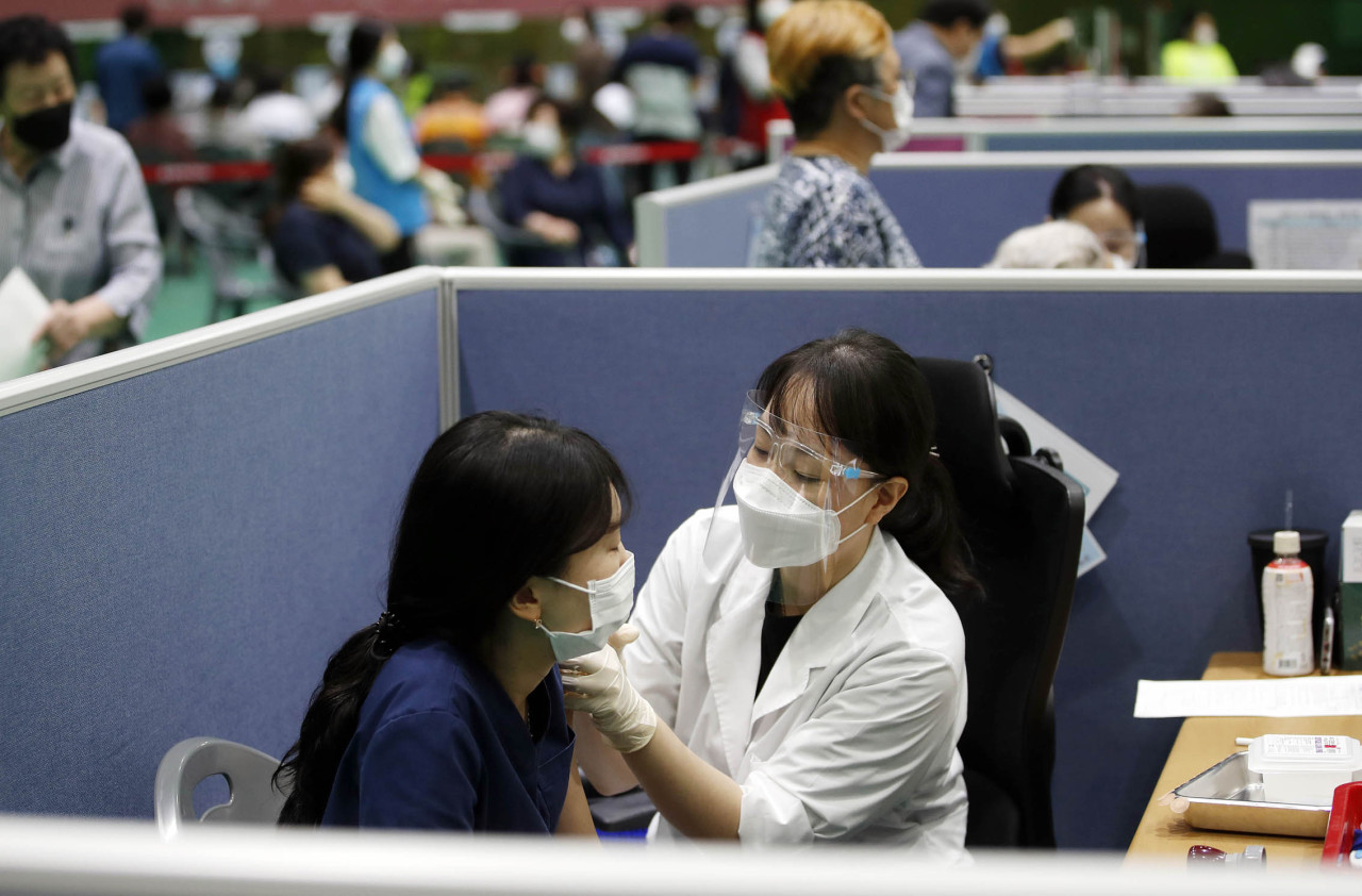 A medical worker administers a COVID-19 vaccine at a public vaccination center in Gwangju. (Yonhap)