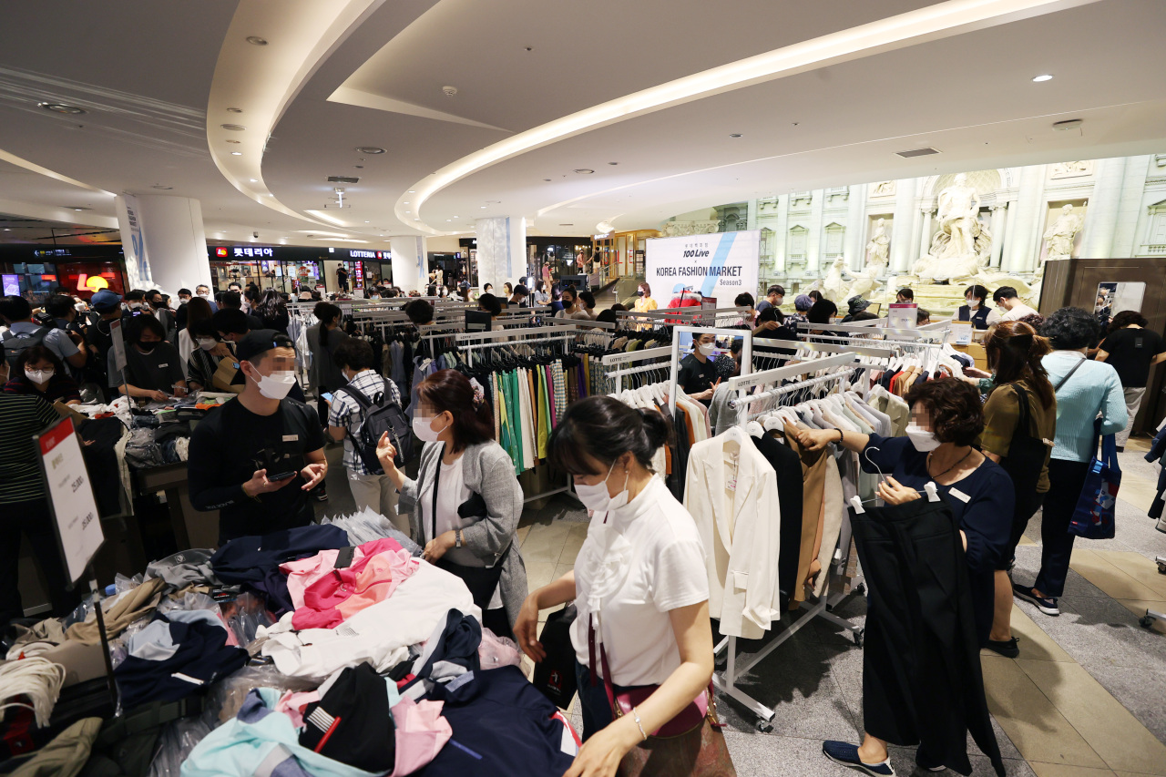 Visitors shop for clothes at a department store in southern Seoul on Friday. (Yonhap)