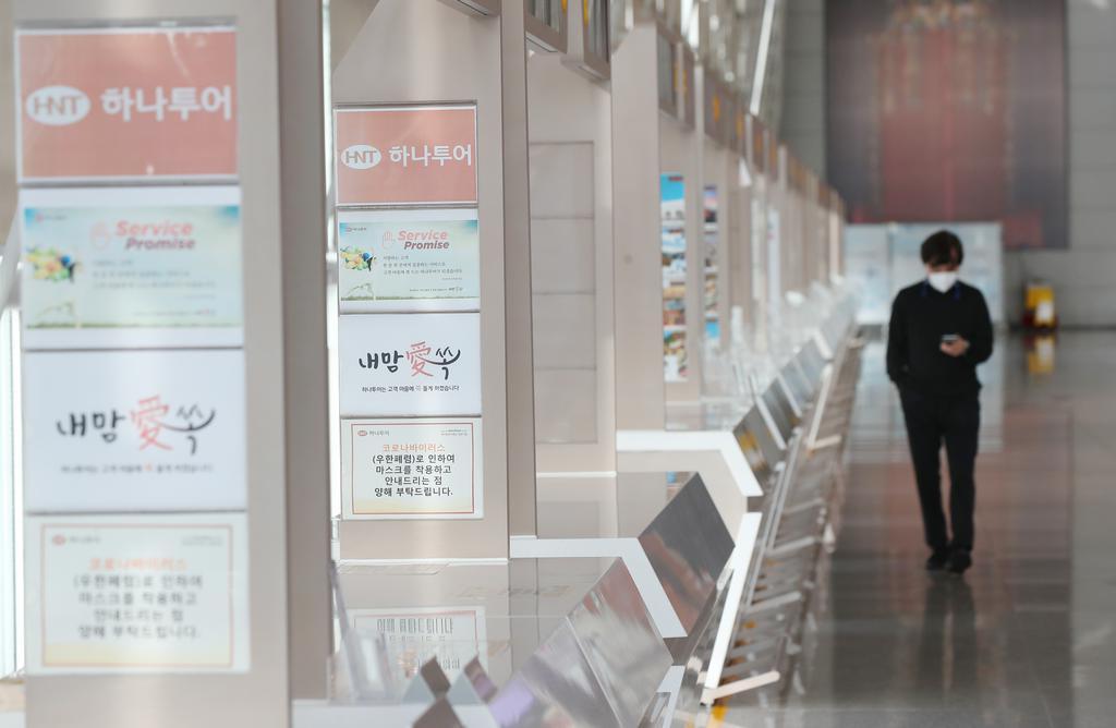 This file photo taken on Friday, shows empty booths at tourism companies at Incheon International Airport, west of Seoul. (Yonhap)