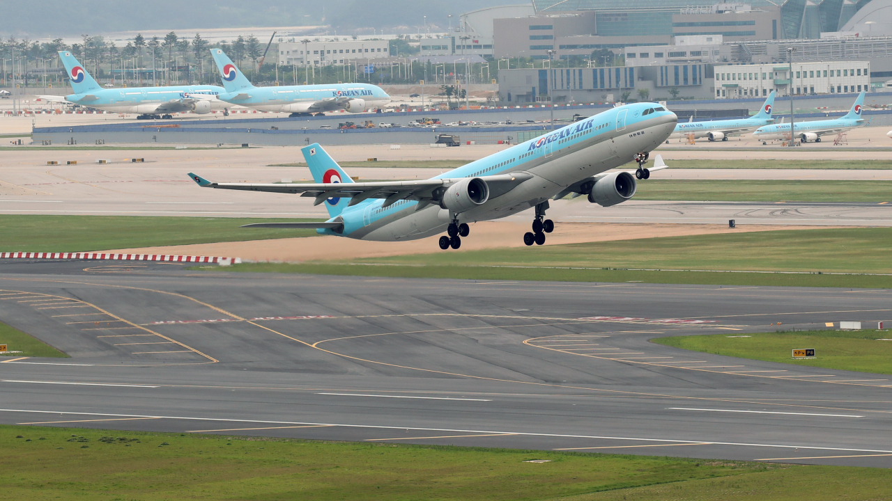 A Korean Air Co.'s flight takes off from Incheon International Airport, South Korea's main gateway, on June 17, 2021, in this file photo. (Yonhap)