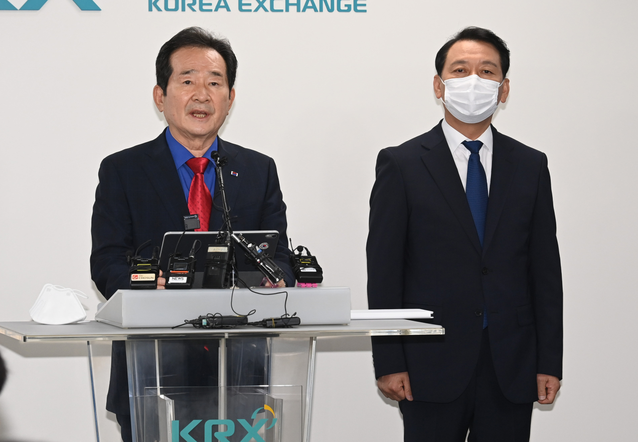 Former Prime Minister Chung Sye-kyun (left) and ruling Democratic Party of Korea’s lawmaker Lee Kwang-jae announce their presidential election pledges on capital market policies and regulations during their visits to the Korea Exchange’s Seoul office Monday. (Yonhap)