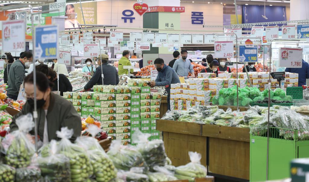 This May 9, 2021, file photo shows people grocery shopping at a supermarket in Seoul. (Yonhap)