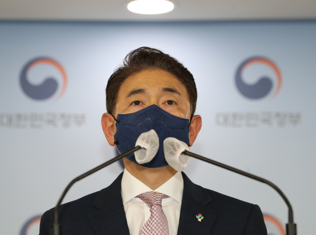 Kim Tae Eun, who is leading the Anti-Corruption and Civil Rights Commission's investigation of real estate transactions by lawmakers in the main opposition People's Power Party and their families, speaks during an investigation briefing at a government compound in Seoul on Monday.  (Yonhap)